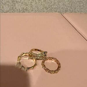 3 rings, two of them can be adjusted (snake& pearl)